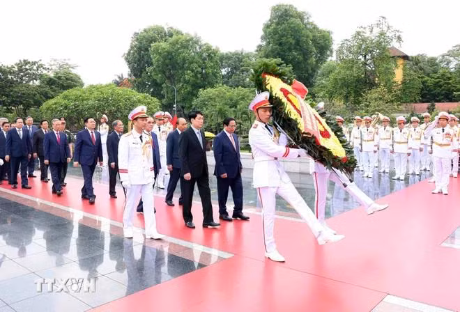 Đoàn đại biểu Lãnh đạo, nguyên Lãnh đạo Đảng, Nhà nước tới đặt vòng hoa tưởng niệm các Anh hùng Liệt sỹ tại Ðài tưởng niệm các Anh hùng liệt sỹ ở đường Bắc Sơn. (Ảnh: Phạm Kiên/TTXVN)