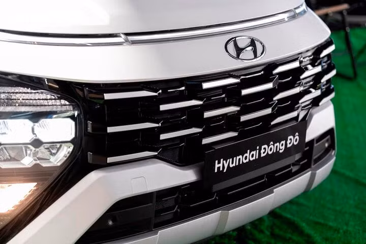 Hyundai Stargazer X đã chính thức về Việt Nam với 2 phiên bản Tiêu chuẩn và X cùng giá bán tương ứng là 559 triệu và 599 triệu đồng. Về thiết kế bên ngoài Hyundai Stargazer X không có quá nhiều khác biệt so với Hyundai Stargazer thường nhưng được bổ sung thêm một số chi tiết giúp tăng sự tiện nghi và an toàn trong quá trình vận hành. Trong đó có việc sở hữu lưới tản nhiệt thiết kế mới mang hơi hướng 3D nổi bật hơn.