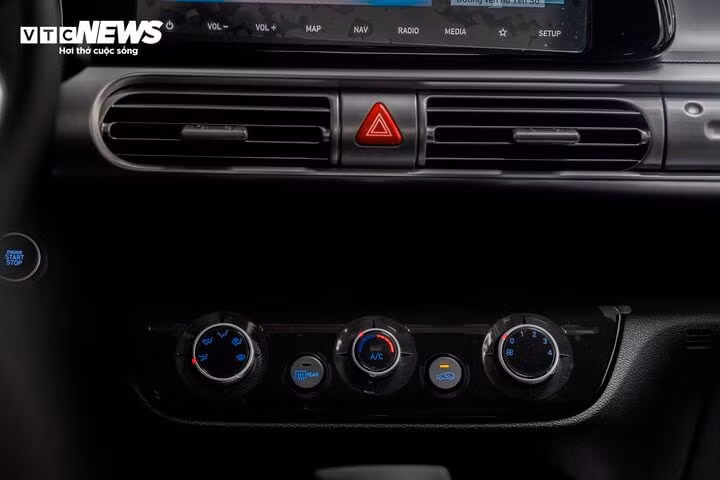 Trên phiên bản cao cấp, Hyundai Stargazer X được trang bị điều hoà tự động. Còn trên phiên bản tiêu chuẩn thì Hyundai Stargazer X vẫn chỉ là điều hoà chỉnh cơ.