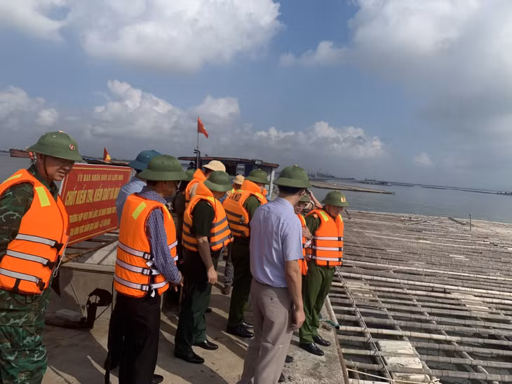 Đoàn kiểm tra liên ngành của tỉnh kiểm tra công tác quản lý NTTS và chuẩn bị giao khu vực biển NTTS tại Quảng Yên