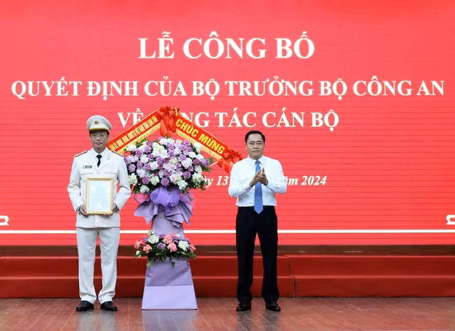 Phó Bí thư Tỉnh ủy, Chủ tịch UBND tỉnh Lạng Sơn Hồ Tiến Thiệu chúc mừng Đại tá Vũ Như Hà.
