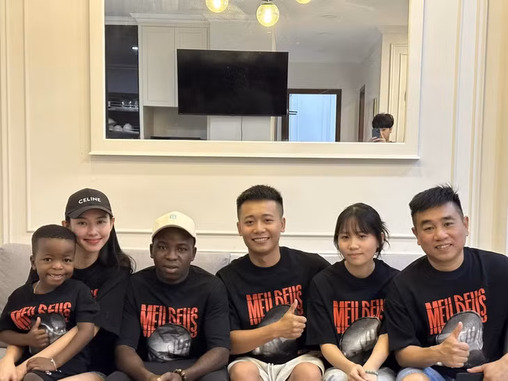 Thùy Tiên và nhóm Quang Linh Vlogs hội ngộ tại Việt Nam (Ảnh: Facebook nhân vật).