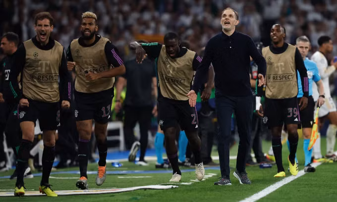 Tuchel và các cầu thủ dự bị của Bayern vui mừng sau khi VAR hủy bàn gỡ 1-1 của Real do Nacho Fernandez phạm lỗi với Kimmich. Ảnh: Reuters