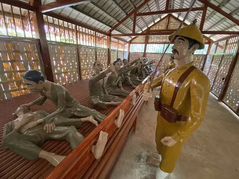 Cai ngục trấn áp, đòn roi đối với các chiến sĩ cách mạng tại Ngục Đắk Glei. Ảnh: Thanh Tuấn