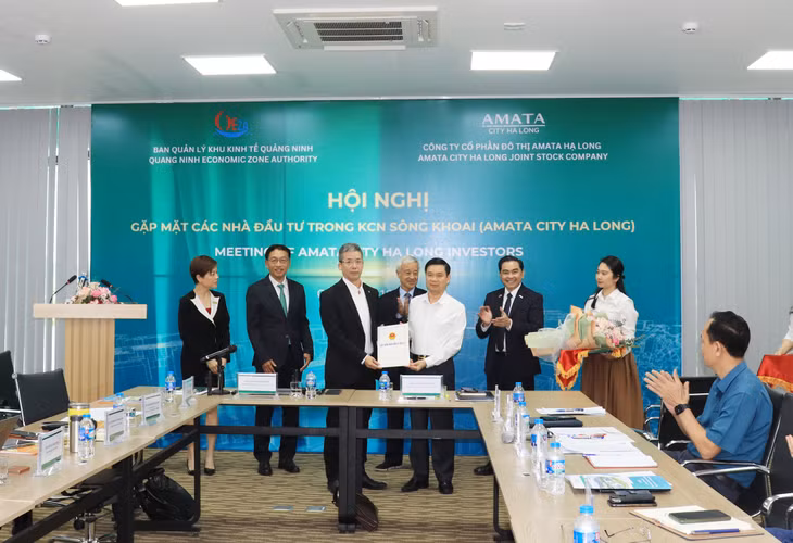 Lãnh đạo Ban Quản lý Khu Kinh tế tỉnh trao giấy chứng nhận đăng ký đầu tư cho dự án sản xuất, kinh doanh các linh kiện đúc nhựa, lắp ráp và khuôn đúc tại KCN Sông Khoai (TX Quảng Yên)