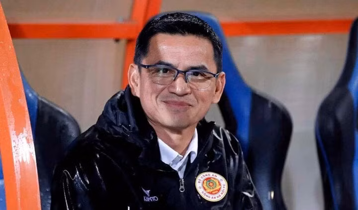 HLV Kiatisak chia tay CLB Công an Hà Nội.