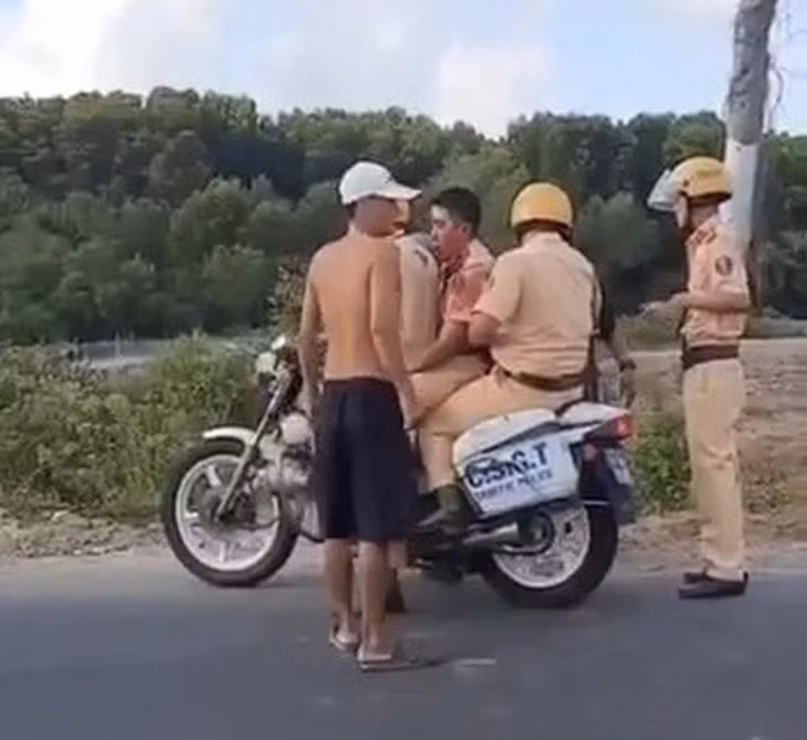 Chiến sĩ cảnh sát giao thông gặp tai nạn được các chiến sĩ trong tổ công tác đưa đi cấp cứu - Ảnh cắt từ video