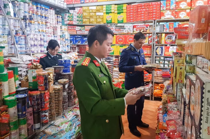 Đoàn liên ngành của TX Quảng Yên kiểm tra về ATTP tại cơ sở kinh doanh thực phẩm trên địa bàn (tháng 3/2024). Ảnh: CTV