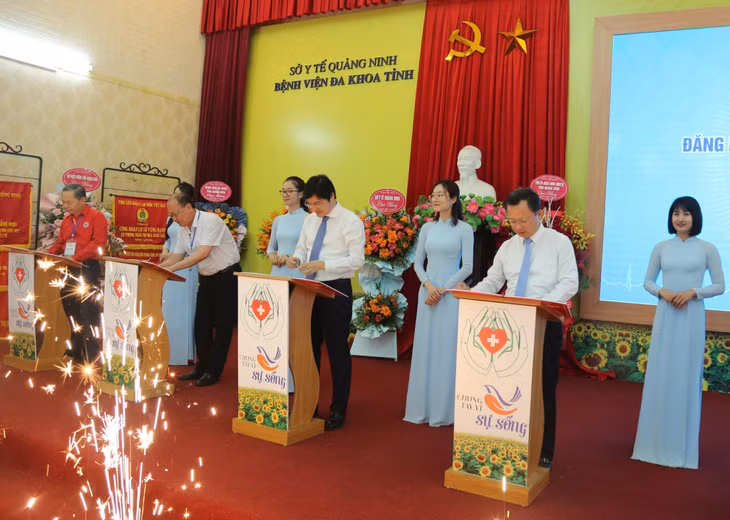 Ngay trong chương trình, đồng chí Cao Tường Huy, Phó Bí thư Tỉnh ủy, Chủ tịch UBND tỉnh, cùng nhiều đại biểu đã đăng ký hiến mô, bộ phận cơ thể vì mục đích cứu chữa người bệnh và phục vụ y học.