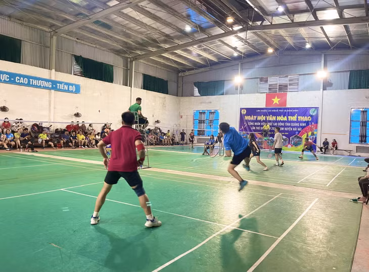 Các vận động viên thi đấu nhiệt tình, quyết liệt môn cầu lông tại Nhà thi đấu thể thao của huyện Hải Hà.