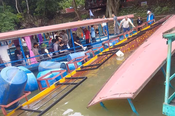 Sập cầu phao khiến nhiều du khách rơi xuống hồ Ba Bể. (Ảnh: Bắc Kạn 24h)