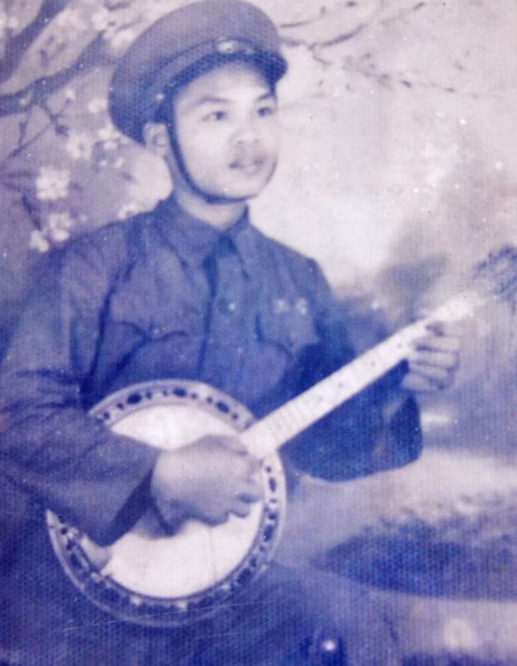 Ông Trần Trọng Tú lúc trẻ khi về tiếp quản Thủ đô Hà Nội tháng 10/1954. Ảnh: Tư liệu Sau chiến thắng Điện Biên Phủ, ông Trần Trọng Tú về tiếp quản Thủ đô. Ảnh: Tư liệu của nhân vật