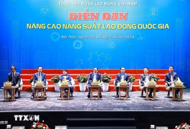 Thủ tướng Phạm Minh Chính và các đại biểu tham dự Diễn đàn Nâng cao Năng suất Lao động Quốc gia năm 2024. (Ảnh: Dương Giang/TTXVN)
