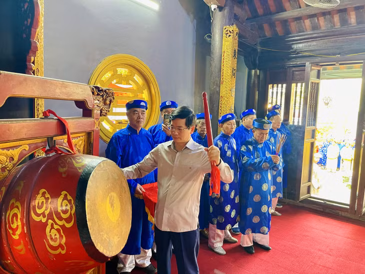 Đồng chí Vũ Quyết Tiến, Ủy viên Ban Thường vụ Tỉnh ủy, Bí thư Thành ủy Hạ Long đánh trống khai hội.