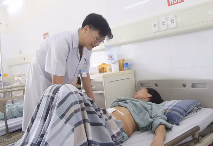 Bác sĩ thăm khám cho bệnh nhân sau phẫu thuật.