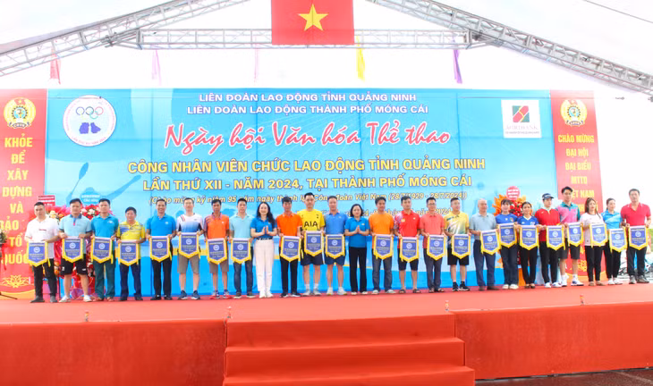 Lãnh đạo LĐLĐ tỉnh, lãnh đạo TP Móng Cái tặng cờ lưu niệm cho các đoàn về tham dự Ngày hội.