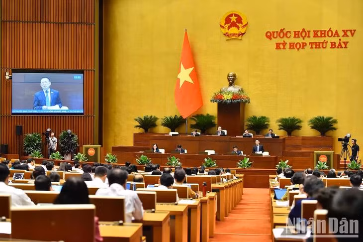 Bộ trưởng Tài chính Hồ Đức Phớc giải trình, làm rõ ý kiến đại biểu Quốc hội nêu tại phiên thảo luận của Quốc hội chiều 29/5. (Ảnh: THỦY NGUYÊN)