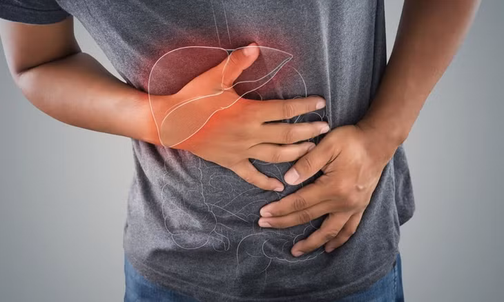 Uống nhiều bia có thể khiến gan quá tải. Ảnh minh họa: Carygastro