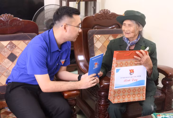 Đồng chí Nguyễn Thế Minh, Phó Bí thư Phụ trách Tỉnh Đoàn đến thăm hỏi và tặng quà các cựu TNXP tham gia chiến dịch Điện Biên Phủ trên địa bàn TP Hạ Long.