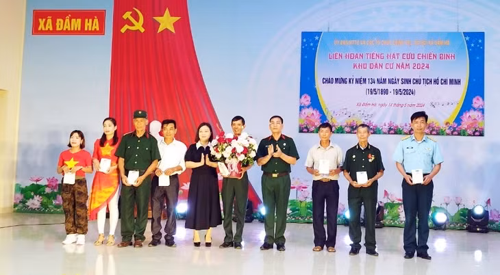 Lãnh đạo xã Đầm Hà và Hội CCB xã Đầm Hà tặng hoa và quà cho các hội viên CCB tham gia liên hoan tiếng hát CCB khu dân cư tháng 5/2024.