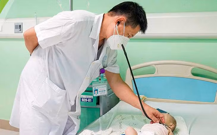TS.BS Thái Thiên Nam đang thăm khám cho bệnh nhi ngộ độc vitamin D. Ảnh: BVCC