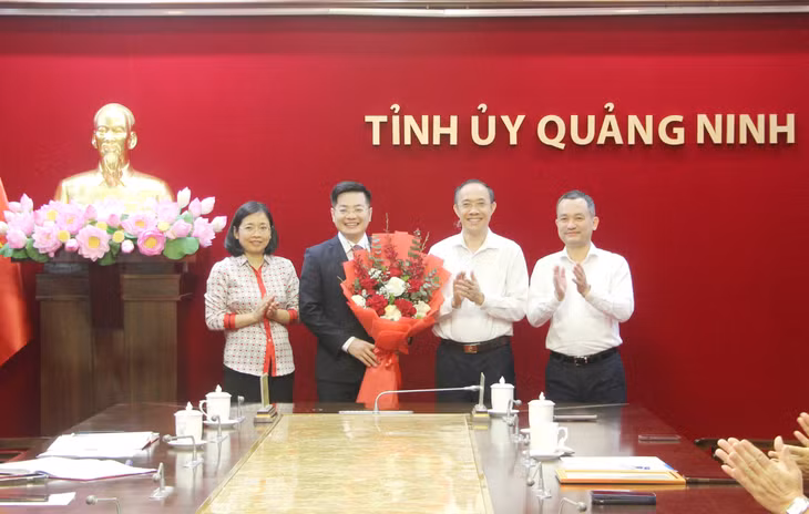 Lãnh đạo Văn phòng Tỉnh ủy, chúc mừng đồng chí Bùi Hoàng Giang.
