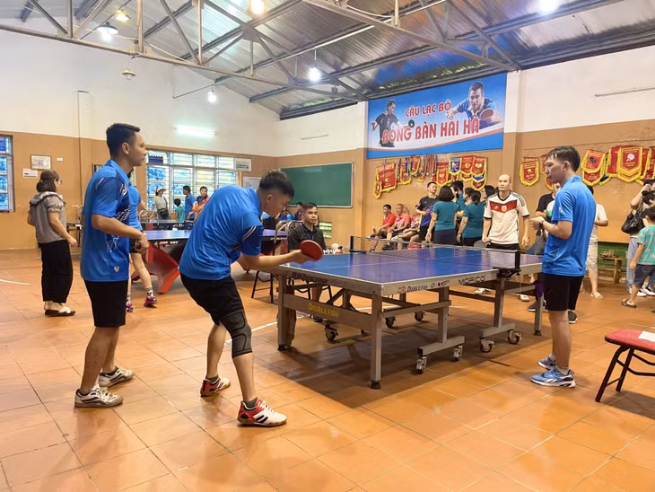 Không khí hào hứng sôi nổi của các vận động viên tham gia môn bóng bàn tại Nhà thi đấu thể thao của huyện Hải Hà.