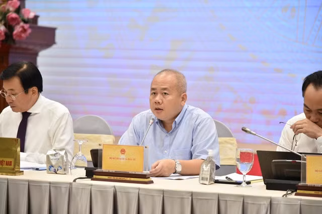 Thứ trưởng Bộ KH&amp;ĐT Đỗ Thành Trung thông tin với báo chí về tình hình thu hút các tập đoàn công nghệ nước ngoài - Ảnh: VGP/Tuấn Dũng