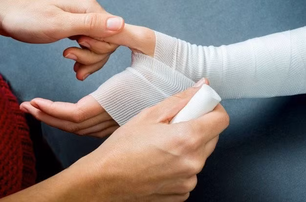 Thực tế, nhiều phụ huynh còn chưa biết cách sơ cứu trong trường hợp trẻ gặp nạn. Ảnh minh họa.