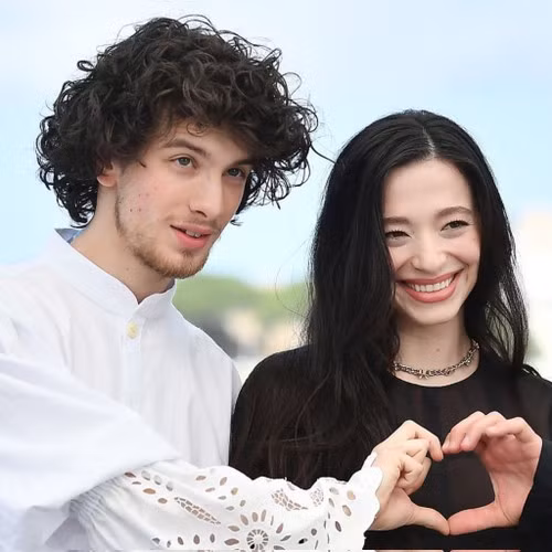 Mark Eydelshteyn vai Ivan (trái) và Mikey Madison vai Ani. Ảnh: Twitter.