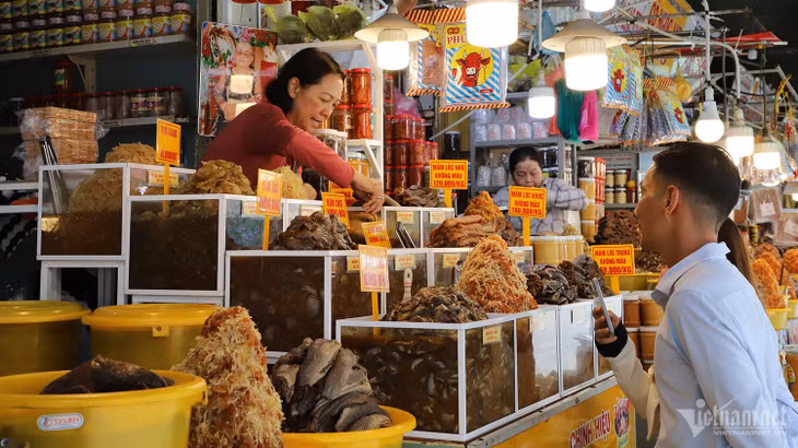 Anh Nguyễn Chí Hạnh (ngụ tỉnh Vĩnh Long) ghé thăm chợ vào dịp Lễ hội vía Bà Chúa Xứ núi Sam. "Sau khi tham quan, tôi đến chợ mua những món đặc sản làm quà tặng cho bạn bè, trong đó có các sản phẩm mắm, khô. Giá cả niêm yết rõ ràng nên không lo bị chặt chém", anh Hạnh chia sẻ.
