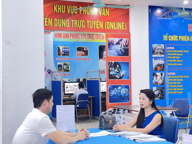 Doanh nghiệp và người lao động trao đổi về các vị trí việc làm.