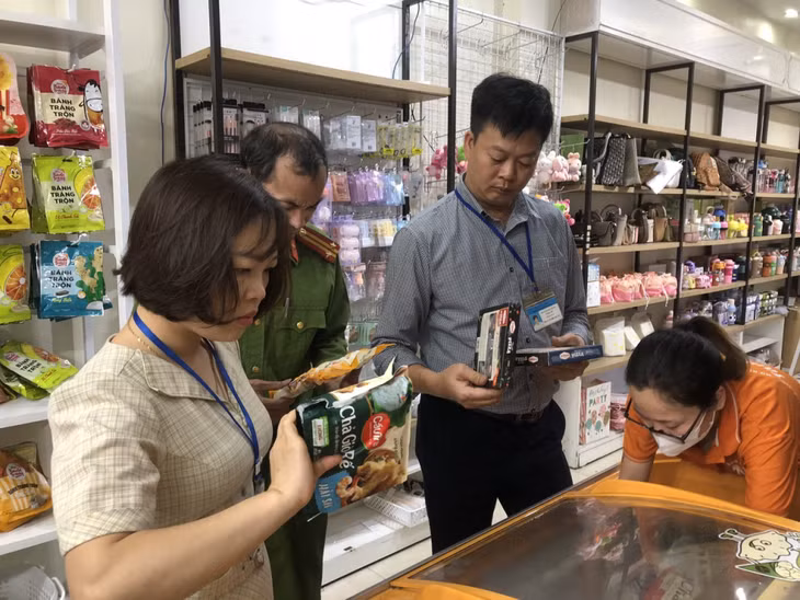 Đoàn kiểm tra liên ngành về ATTP TP Hạ Long kiểm tra đột xuất về ATTP đối với Hộ kinh doanh Tâm Ngô (số nhà 210, tổ 2, khu 4, phường Hồng Hải).