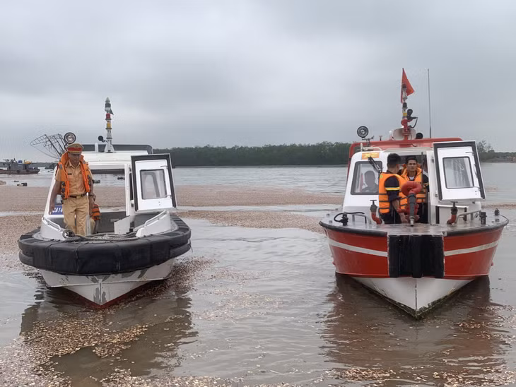 Lực lượng chức năng phối hợp tìm kiếm 4 nạn nhân tử vong trong vụ đắm đò sáng 25/4/2024 tại bến Hà An (phường Hà An, TX Quảng Yên).
