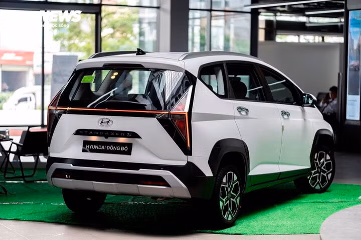 Ở phiên bản cao cấp, Hyundai Stargazer X được trang bị gói an toàn chủ động Smart Sense với cảnh báo va chạm trước/sau, phanh khẩn cấp khi xe đi dưới 30 km/h, hỗ trợ giữ làn đường...