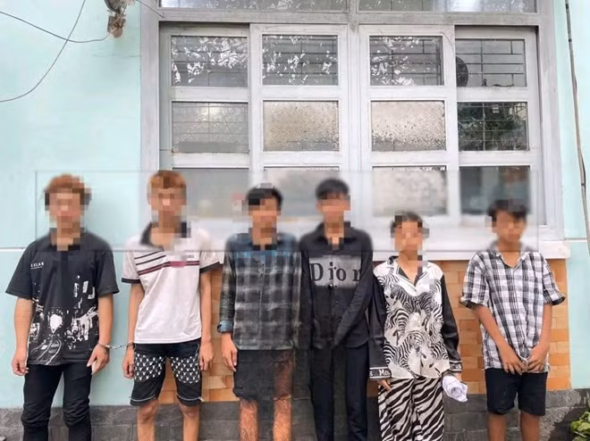 Nhóm 6 thanh thiếu niên rủ nhau đi đánh người cướp của. Ảnh: Công an TP Di An