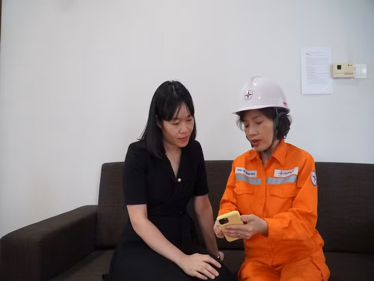 Công nhân PC Quảng Ninh tuyên truyền hướng dẫn khách hàng sử dụng App chăm sóc khách hàng, công cụ ước tính sản lượng