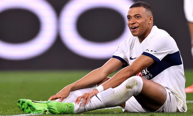 Mbappe cười sau khi sút dội cột. Ảnh: UEFA