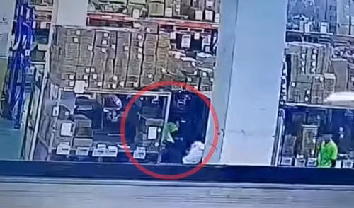 K. bị xe nâng tông trúng, ép sát vào kho chứ hàng.(Ảnh: cắt từ video đăng tải mạng xã hội)