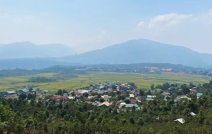 Bản làng dưới chân núi. Ảnh: Thanh Tuấn