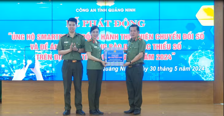 Thiếu tướng Đinh Văn Nơi, Giám đốc Công an tỉnh trao tặng điện thoại cho chương trình.
