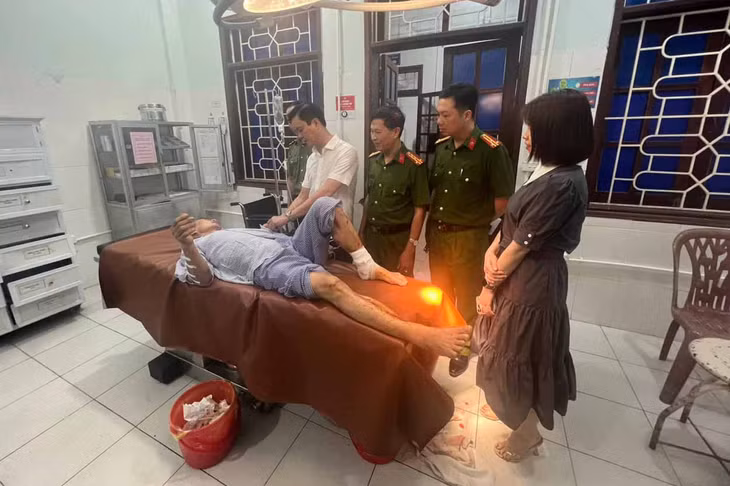 Lãnh đạo tỉnh Hà Tĩnh thăm hỏi nạn nhân bị thương điều trị tại Bệnh viện Đa khoa thị xã Kỳ Anh. Ảnh: Công an Hà Tĩnh
