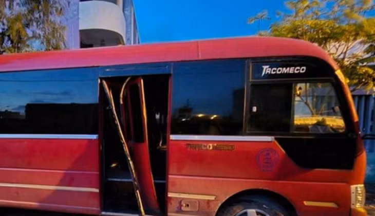 Cháu bé bị bỏ quên trên chiếc xe chỉ được phát hiện khi mọi người phá cửa tìm kiếm. Ảnh: CTV