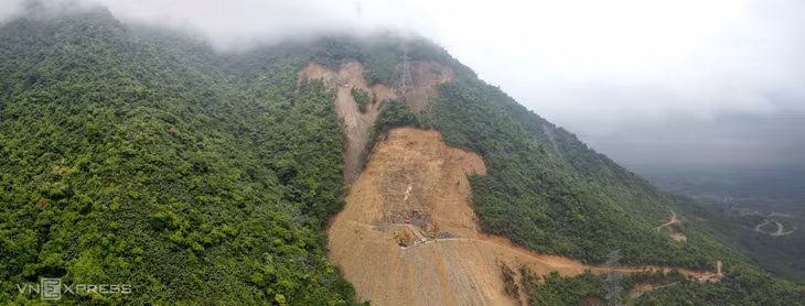 18 công nhân đang thi công đường dây 500 kV Quảng Trạch - Quỳnh Lưu ở vạt núi thuộc tổ dân phố Lê Lợi, phường Kỳ Liên, thị xã Kỳ Anh. Khu vực này xa khu dân cư, đường dốc, hiểm trở, đi từ dưới chân núi lên đến vị trí xây dựng phải mất gần một tiếng.
