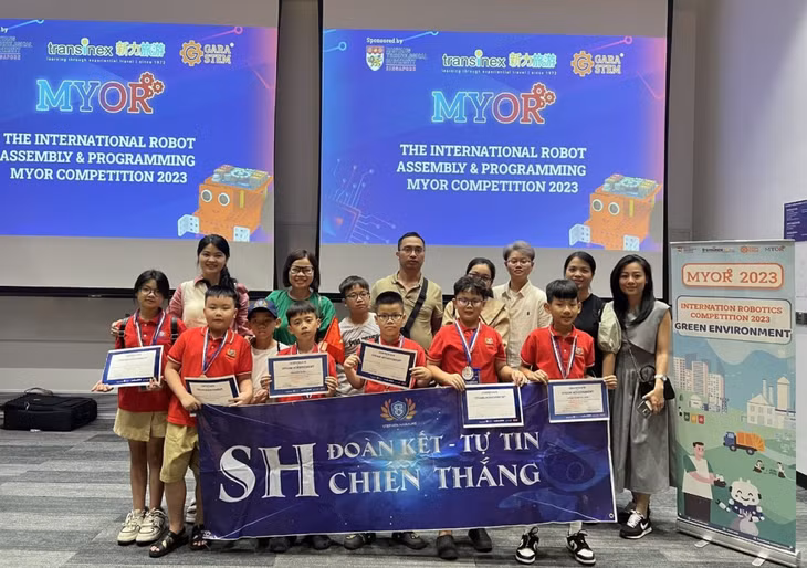 Đoàn thầy cô giáo và học sinh trường Tiểu học và THCS Quốc tế Stephen Hawking tham gia cuộc thi Stem Robotic MYOR 2023 ở Singapore.