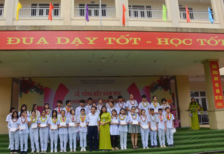 Trường THCS Nguyễn Trãi khen thưởng các học sinh đoạt giải trong các cuộc thi.
