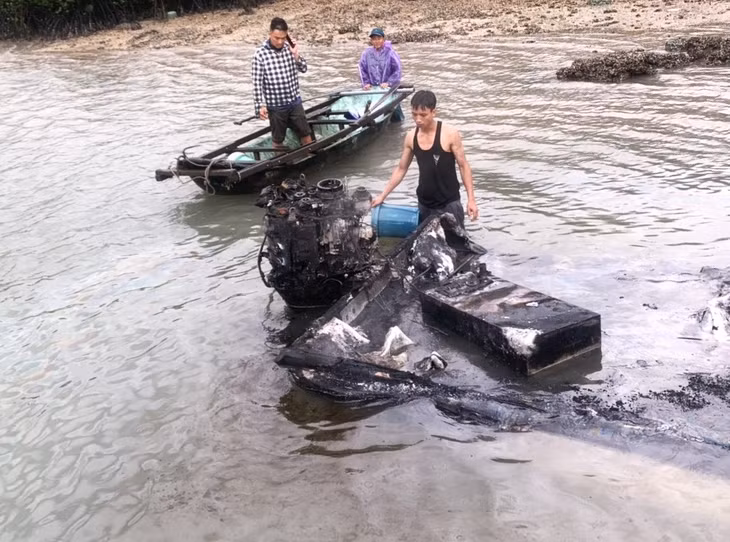 Chiếc xuồng bị thiêu rụi hoàn toàn.