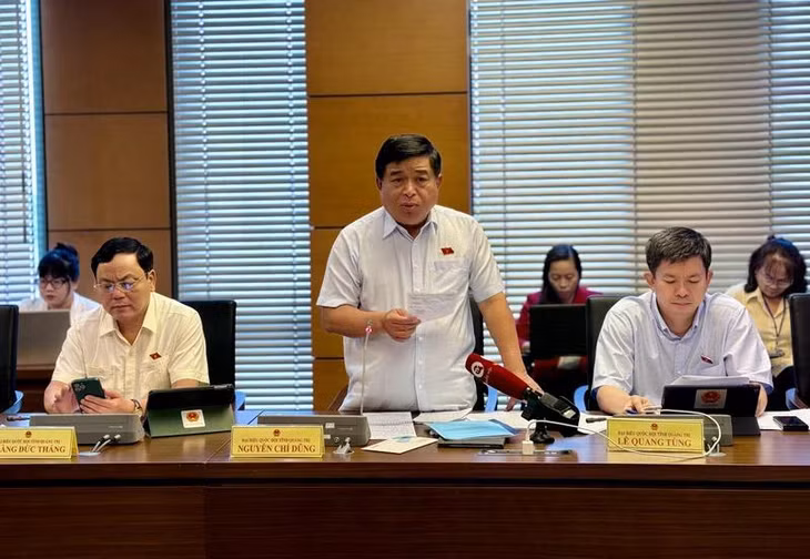 Bộ trưởng Kế hoạch và Đầu tư Nguyễn Chí Dũng phát biểu ý kiến trong phiên thảo luận tại tổ về tình hình kinh tế-xã hội sáng 23/5.