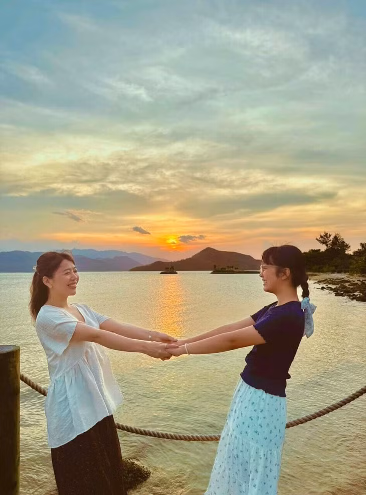 MC Diệp Chi cùng con gái ngắm hoàng hôn.