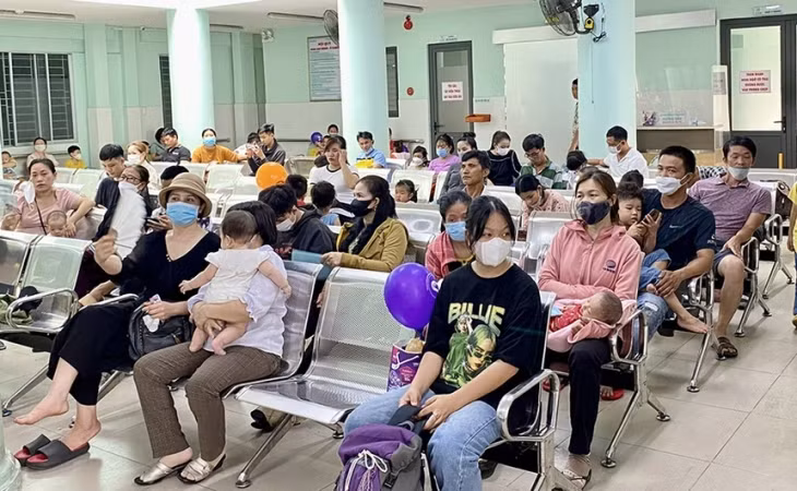 Thời điểm giao mùa, nhiều trẻ đến khám bệnh tại khoa Khám Bệnh, Bệnh viện Nhi đồng Đồng Nai.